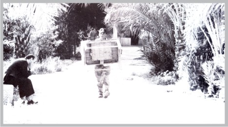Палестинские солдаты переносят «мебель» из дома в трейлер